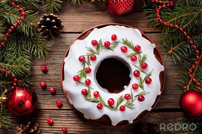 Canvas Traditionele eigengemaakte cake kerst vakantie dessert met cranberry in het nieuwe jaar boom decoraties frame op vintage houten tafel achtergrond. rustieke stijl