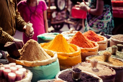 Canvas Traditionele kruiden en gedroogde vruchten in de lokale bazaar in India.