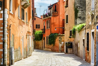 Canvas Traditionele straten met huizen in Venetië