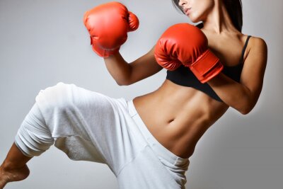 Canvas trainingsvrouw in bokshandschoenen