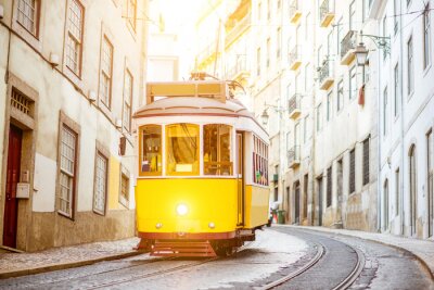 Canvas Tram tussen gebouwen in Lissabon