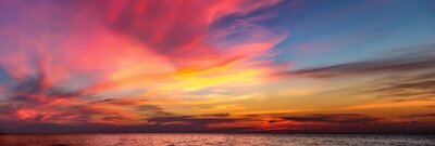 Canvas Tropische kleurrijke dramatische zonsondergang met bewolkte hemel. 'S avonds de rust op de Golf van Thailand. Bright nagloeien.