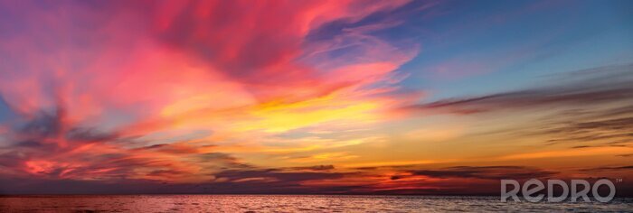Canvas Tropische kleurrijke dramatische zonsondergang met bewolkte hemel. 'S avonds de rust op de Golf van Thailand. Bright nagloeien.