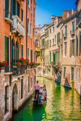Turquoise water in een Venetiaanse kanaal