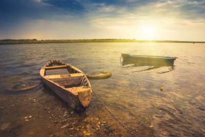 Twee boten op de rivier bij zonsondergang