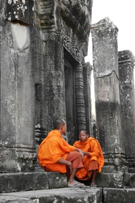 twee jonge monniken op tempel achtergrond