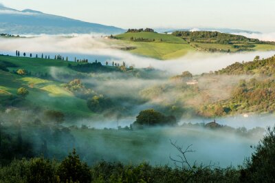 Canvas Typisch Toscaanse landschap in de ochtend mist