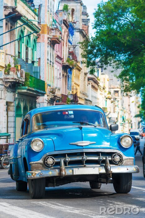 Canvas Uitstekende Amerikaanse auto op een straat in het centrum van Havana