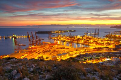 Uitzicht op de haven Piraeus in Athene van de uitlopers van Aegaleo bergen