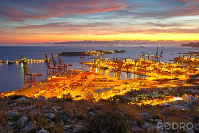 Canvas Uitzicht op de haven Piraeus in Athene van de uitlopers van Aegaleo bergen