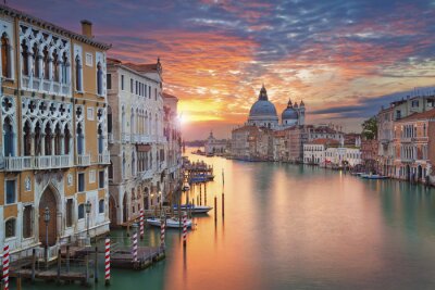 Uitzicht op het kanaal van Venetie bij zonsondergang