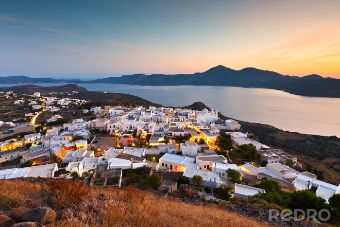 Canvas Uitzicht op Milos baai en Plaka dorp, de hoofdstad van Milos eiland, Griekenland.