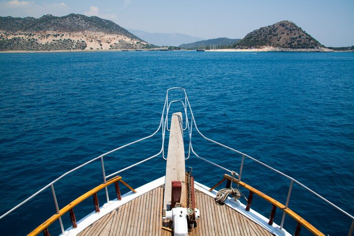 Canvas Uitzicht op zee vanaf de boeg boot