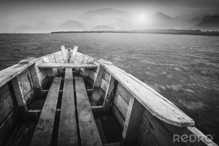 Canvas Uitzicht vanaf een houten boot bij zonsondergang