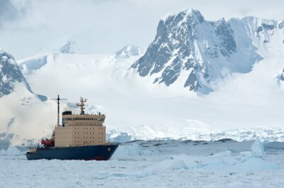 varen op een ijsbreker ijs Antarctica Strait lentedag