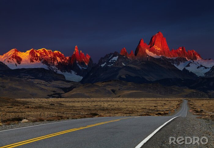Canvas Velden langs een weg naar de bergen