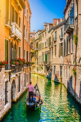 Venetiaans straatje met gondels