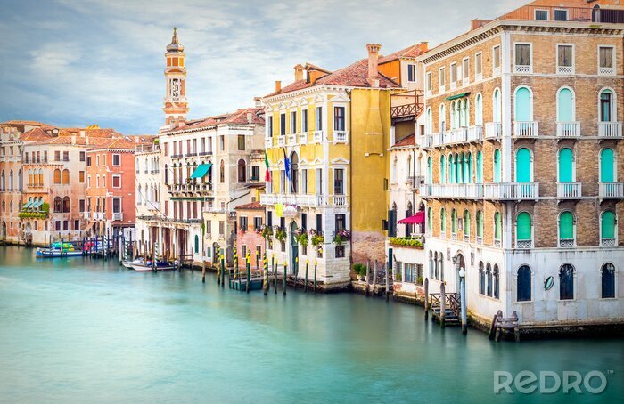 Canvas Venetiaanse gebouwen aan het water