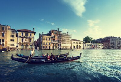 Venetiaanse gondels met toeristen