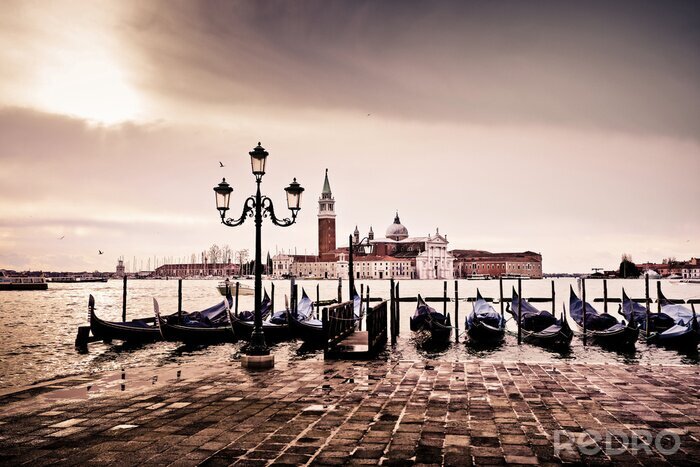 Canvas Venetië en gondels bij de haven