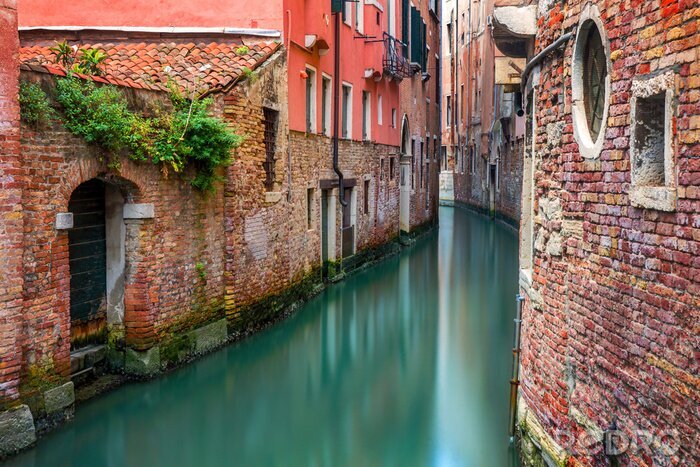 Canvas Venetië turquoise tussen huizen