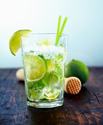 Verfrissend drankje met verse limoen schijfjes