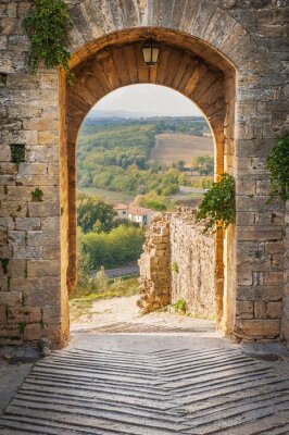 Verlaat de stad Monteriggioni met uitzicht op het Toscaanse landscap