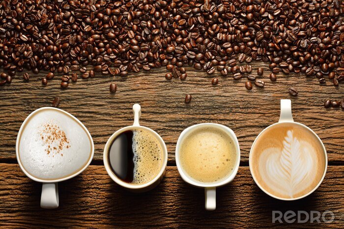 Canvas Verscheidenheid van kopjes koffie en koffie bonen op oude houten tafel