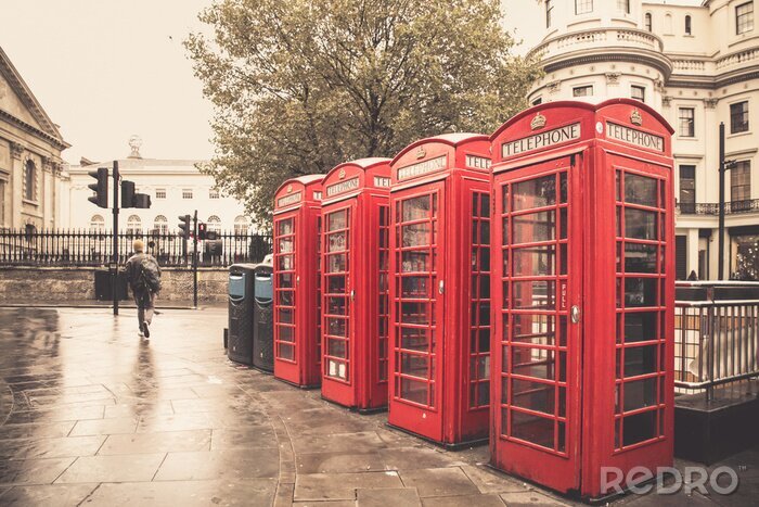 Canvas Vintage stijl rode telefooncellen op regenachtige straat in Londen