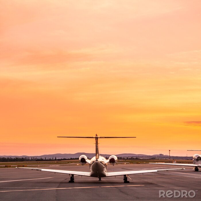 Canvas Vliegtuig bij zonsondergang