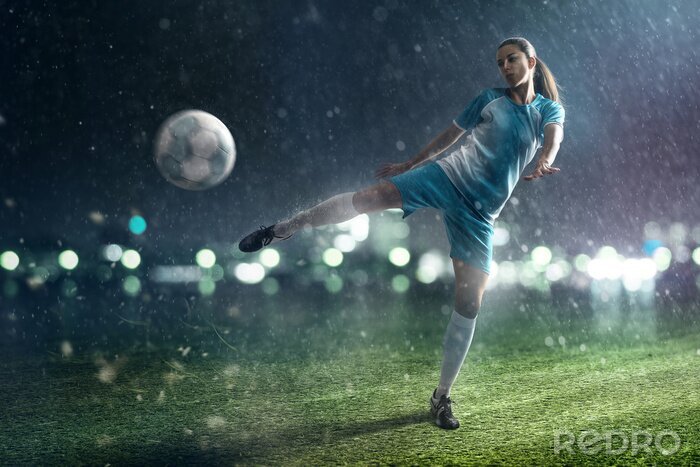Canvas voetballer in de regen met de bal