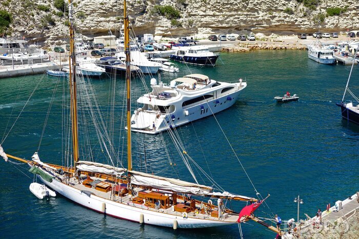 Canvas Voilier et jacht dans le port de plaisance de Bonifacio en Corsica