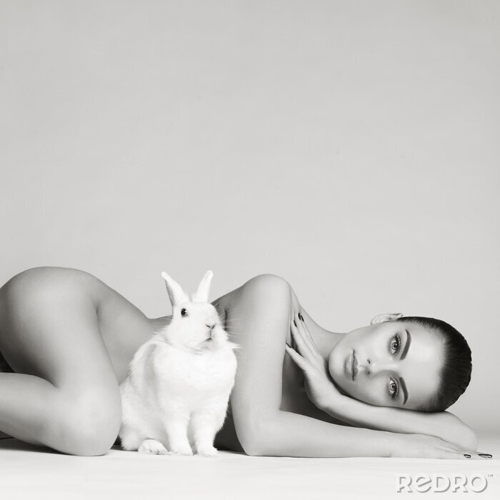 Canvas Vrouw en wit konijn
