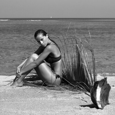 Canvas Vrouw in bikini met palmtak op het strand in de buurt van de zee te genieten van zon. Lang nat haar. Volume krullend kapsel. Tropen. Hete zomerdag. Sexy meisje. Vakantie. Foto van het eiland Phuket. T