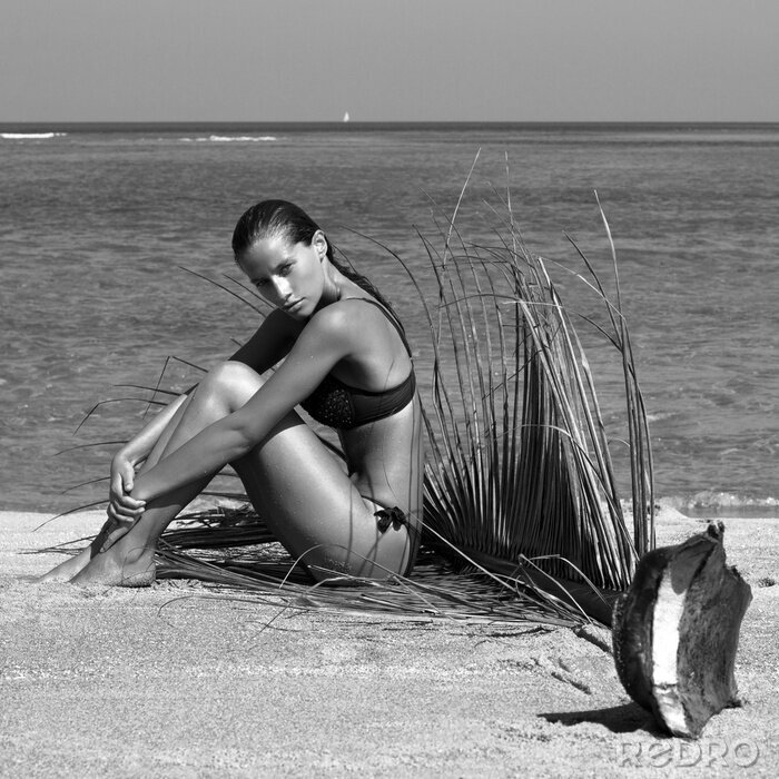 Canvas Vrouw in bikini met palmtak op het strand in de buurt van de zee te genieten van zon. Lang nat haar. Volume krullend kapsel. Tropen. Hete zomerdag. Sexy meisje. Vakantie. Foto van het eiland Phuket. T