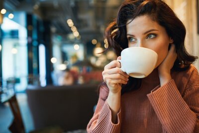 Canvas vrouw koffie drinken in een café