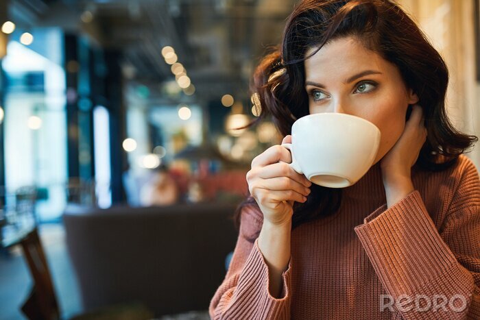 Canvas vrouw koffie drinken in een café