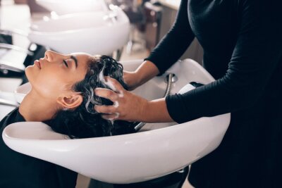 Vrouw krijgt haar shampooed op salon