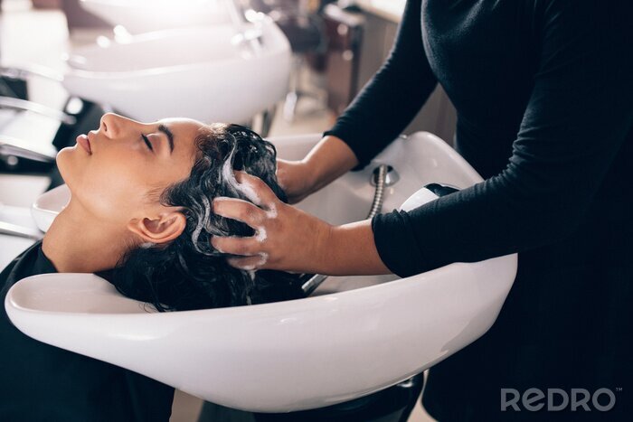 Canvas Vrouw krijgt haar shampooed op salon
