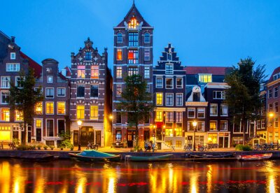 Wasserkanal in Amsterdam bei Nacht