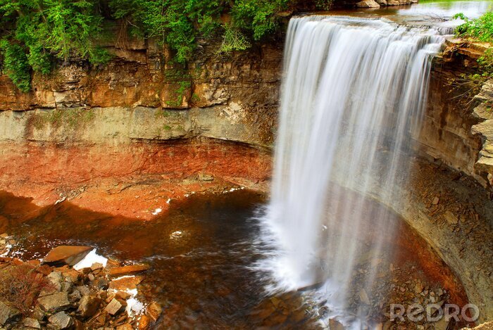 Canvas Waterval en rode rotsen in Canada