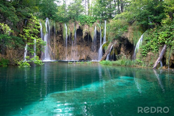Canvas Watervallen die in een meer vallen