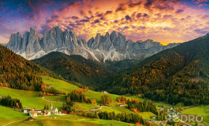 Canvas Weiden en valleien op een bergachtergrond