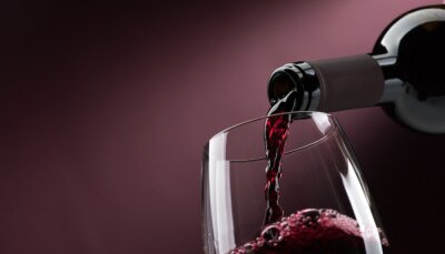Wijn schenken in een glas