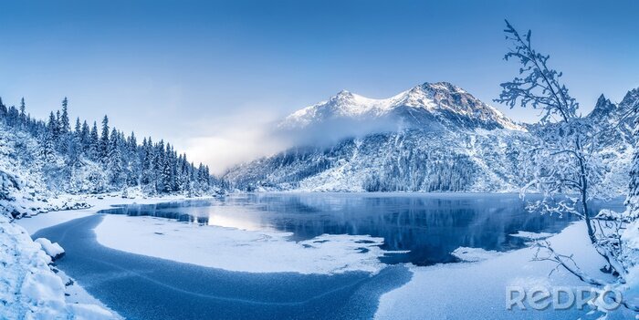 Canvas Winter panoramic landscape with scenic frozen mountain lake