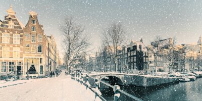 Canvas Winter snow view of a Dutch canal in Amsterdam