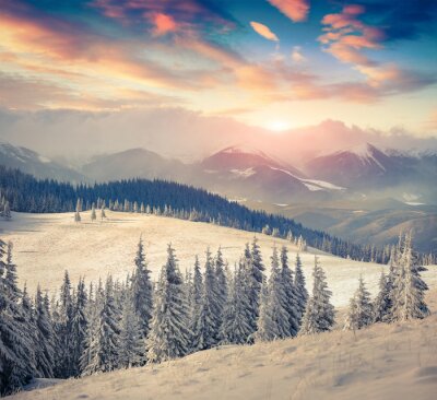 Winterse bergen bij zonsondergang