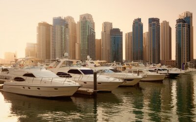 Canvas Wolkenkrabbers en Jachten in Dubai Marina Tijdens Zonsondergang