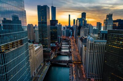 Wolkenkrabbers in de avond in Chicago