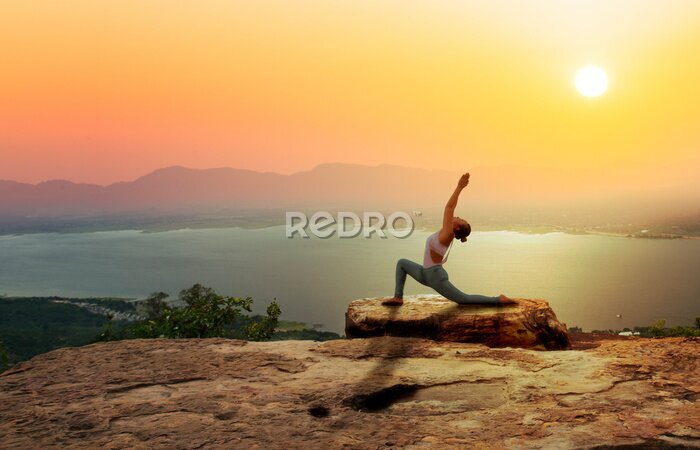 Canvas Yoga bij zonsopgang met berglandschap op de achtergrond
